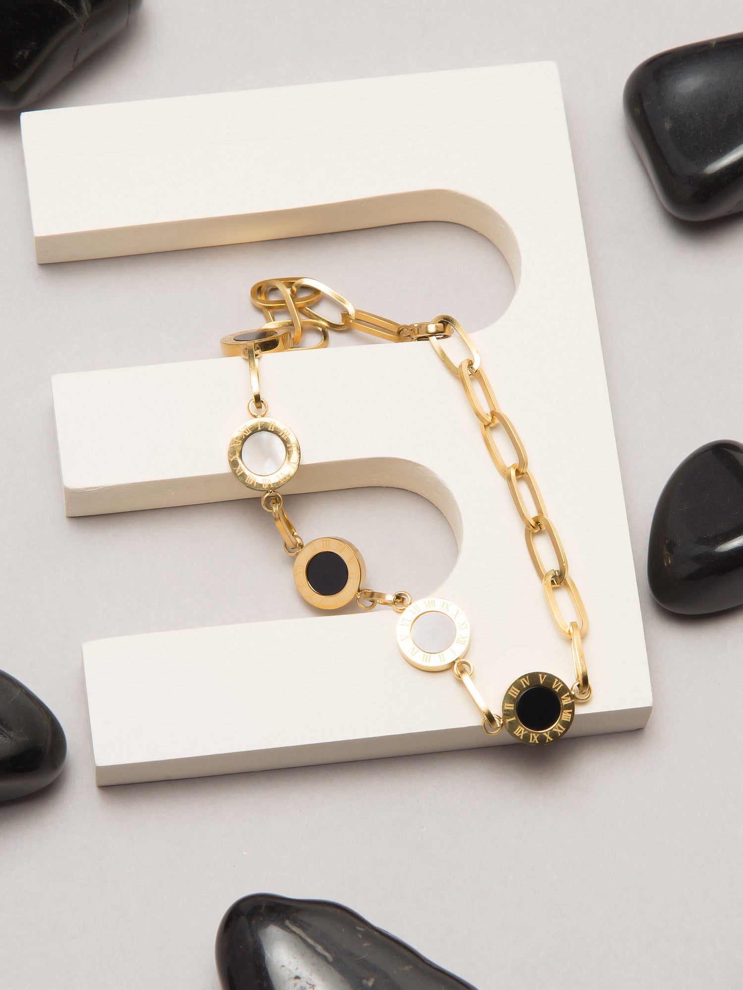 V3 Jewelry Coin Shape Black Shell Bracelet with Toggle Clasp main image 1
