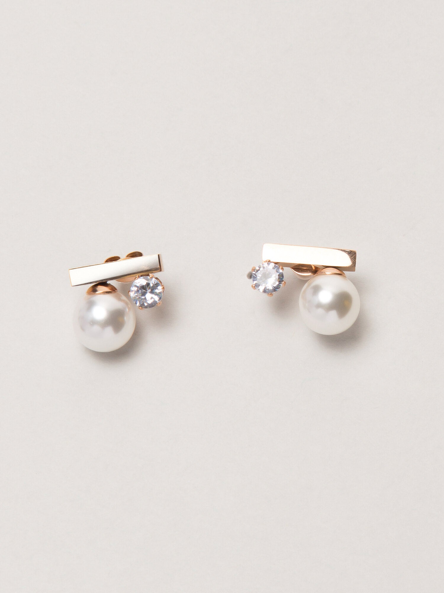 Elegant Pearl Diamond Earring